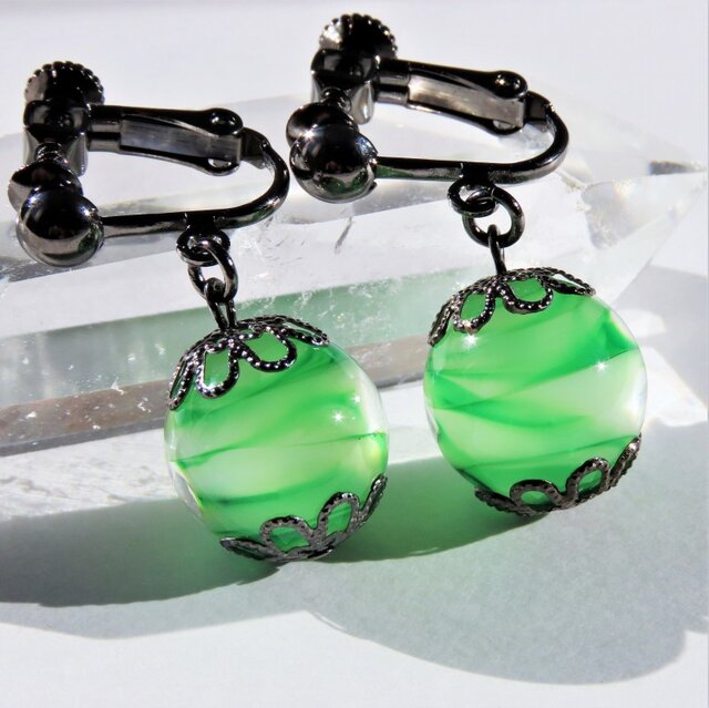 ハンドメイド 透明緑色 ティーポットイヤリング ハンドメイド 透明緑色