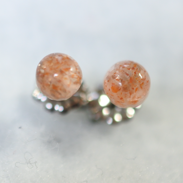 （１点もの・セール）サンストーンのスタッドピアス・5mm（チタンポスト）