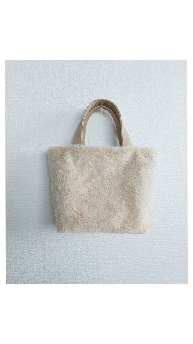 ペールベージュのソフトファートートバッグS