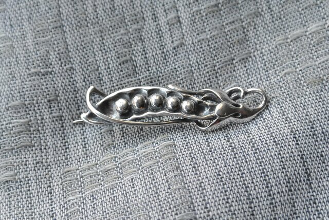 シルバーのブローチ 豆 | iichi 日々の暮らしを心地よくする