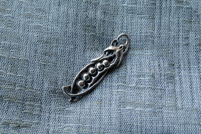 シルバーのブローチ 豆 | iichi 日々の暮らしを心地よくする