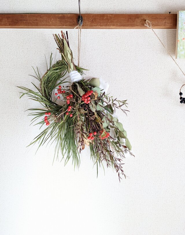 サンキライとメラウレカ、ネコヤナギ、アカシアを使ったリース風スワッグ