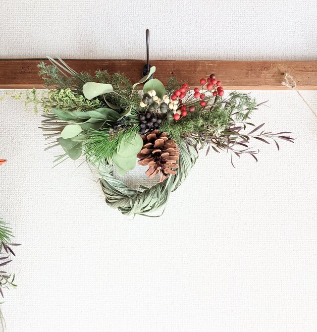 SALE！南天とユーカリポポラス、松、松ぼっくり、ナンキンハゼなどを使ったレモングラスのドライフラワーリース