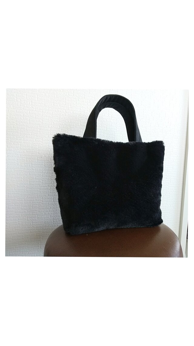 ブラックのソフトファートートバッグS