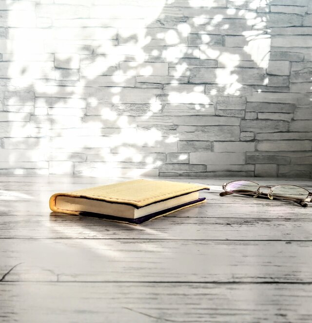 フェルトに手刺繍　ブックカバー　手帳カバー　クリーム色と紫　ピンクのステッチ　