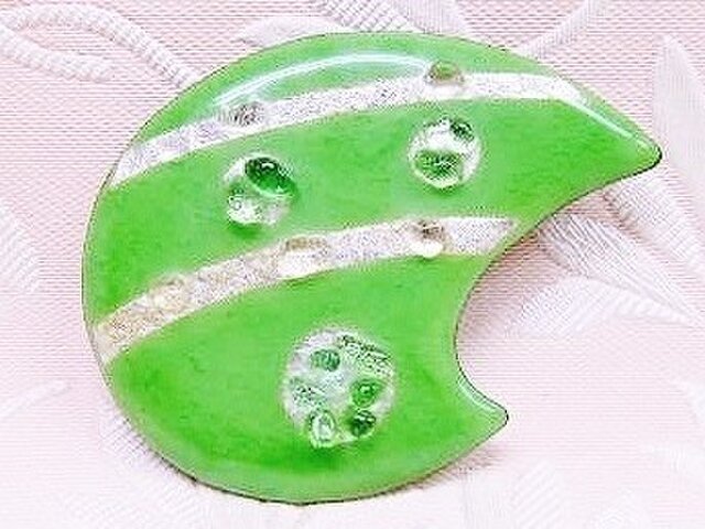 若草色に三日月と星(七宝ブローチ)・IBー163の画像1枚目