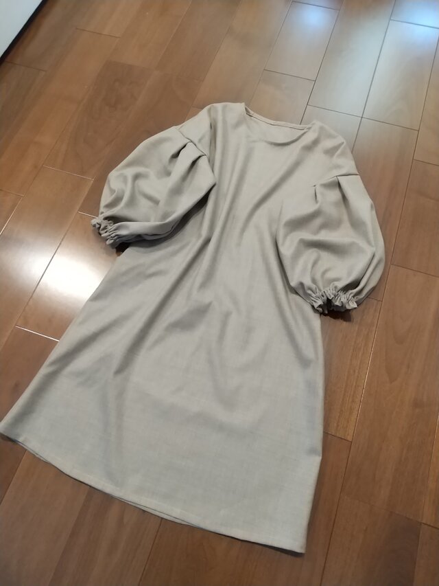 上品なベージュウールのパフスリーブワンピース