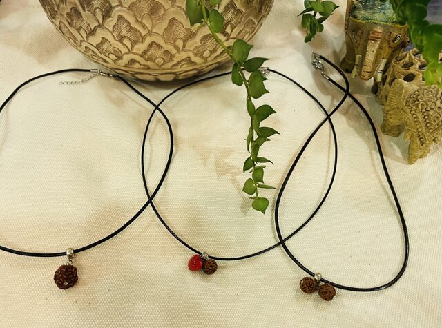 ルドラクシャとサガの実のアミュレット・ペア・ペンダント | iichi