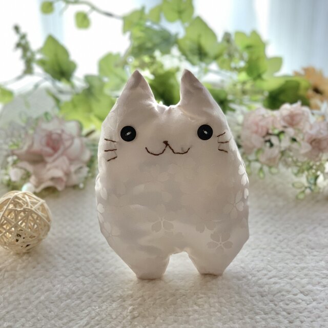 和柄＊さくらホワイトの猫のぬいぐるみ「ふにゃ〜た」