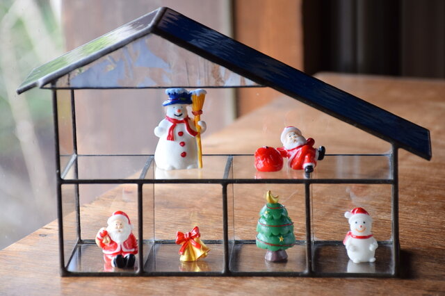 ステンドグラスのおうち（青い屋根） | iichi 日々の暮らしを心地よく