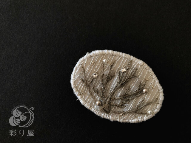 ブローチ【糸の木】オーバル白の画像1枚目