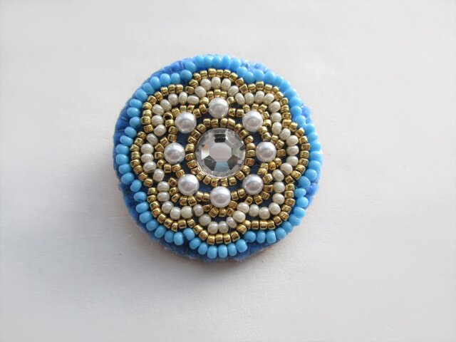 お花型特小ビーズのブローチ（水色） | iichi 日々の暮らしを心地よく