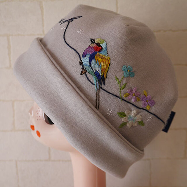 圧縮ウールニット生地で作ったニット帽（ライラックニシブッポウソウ）