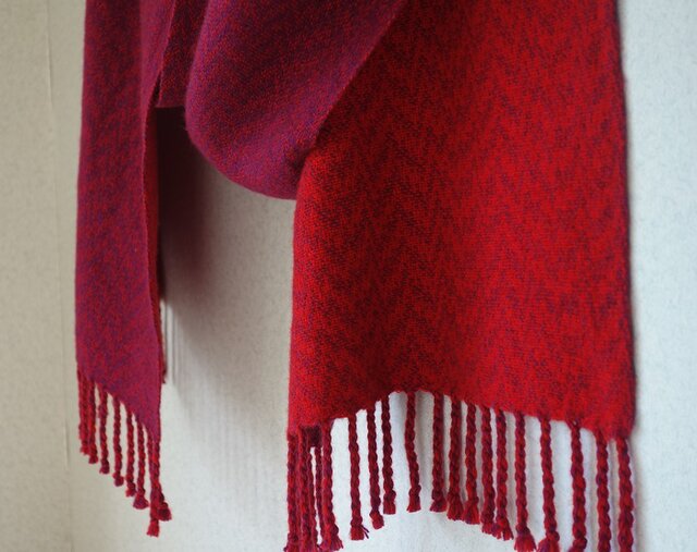 手織りカシミアマフラー・・赤と赤紫のジグザグ | iichi 日々の暮らし
