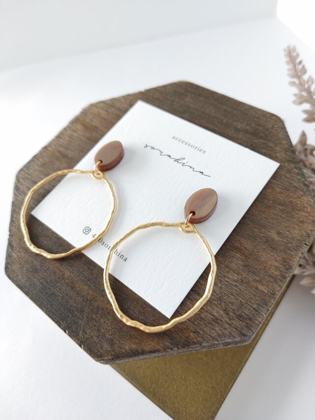 ★"Elegant atmosphere…"　ゆらゆら揺れる　ベージュ×ゴールド　大ぶり　大人可愛いピアス／イヤリングd