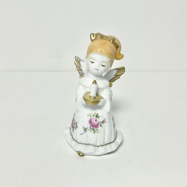 キャンドルを持つバラの天使のフィギュリン