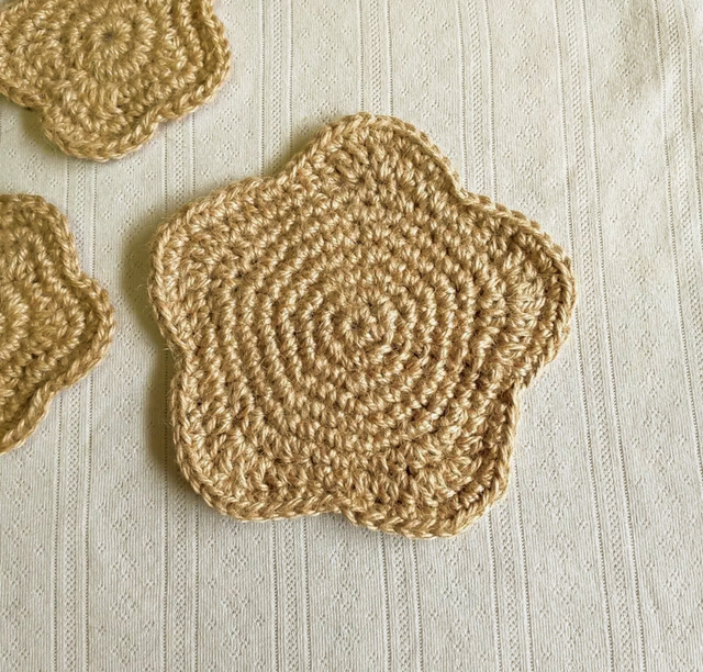 お花のポットマット | iichi 日々の暮らしを心地よくするハンドメイド