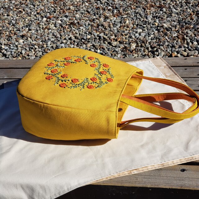みかんリースの手刺繍丸バック(マスタード) | iichi 日々の暮らしを