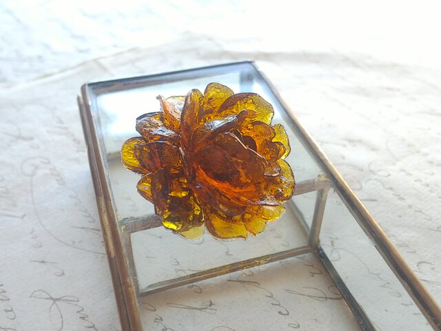 ヴィンテージ 琥珀色・薔薇（Lucite）36㎜ ブローチ | iichi