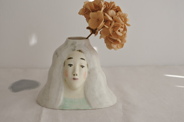 セーターの女性花器の画像1枚目