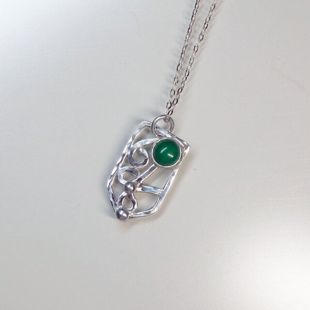 グリーン瑪瑙の彫金ペンダント