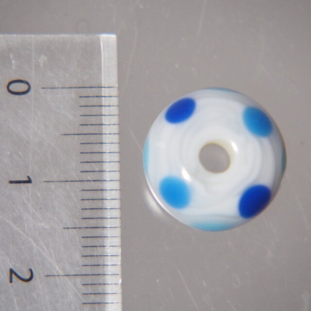 水玉模様のとんぼ玉 青系 | iichi 日々の暮らしを心地よくする