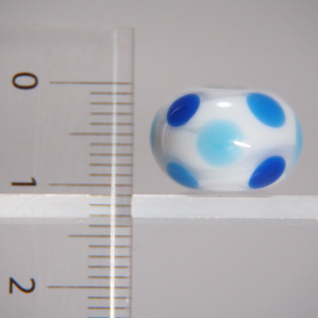 水玉模様のとんぼ玉 青系 | iichi 日々の暮らしを心地よくする