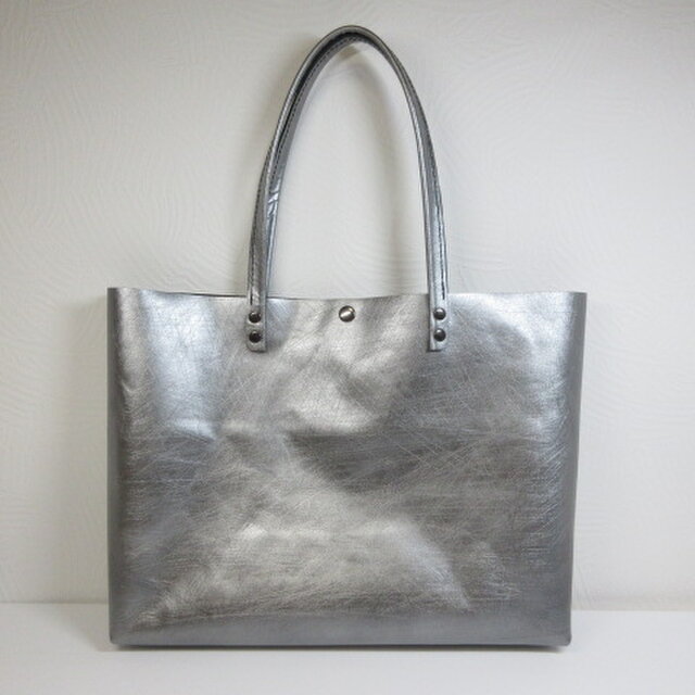 《牛革》A４対応・ミディアムトート・ヘアライン加工メタリック・0332