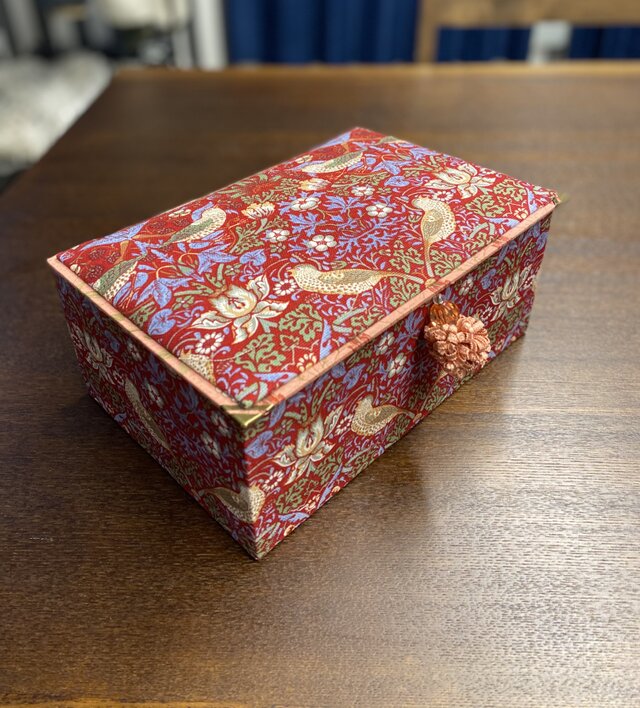 [original 裁縫箱シリーズ] STRAWBERRY THIEF生地の裁縫箱