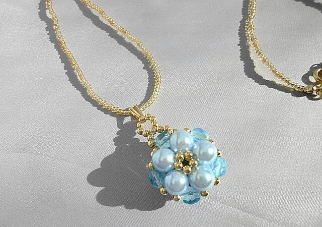 お花のネックレスブルーの画像1枚目