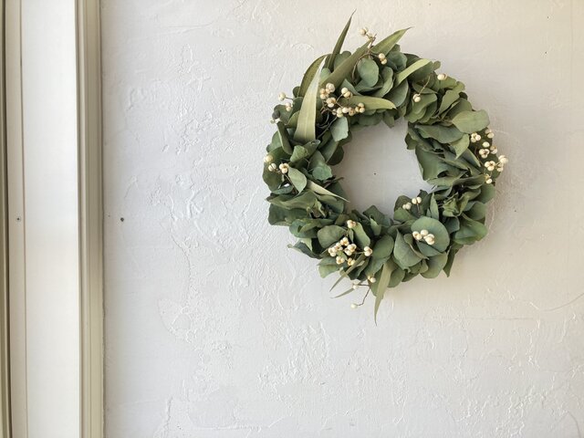 季節とわず長く飾れる！ユーカリのシンプルリース25〜白い実を合わせ