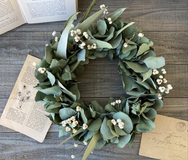 季節とわず長く飾れる！ユーカリのシンプルリース25〜白い実を合わせ