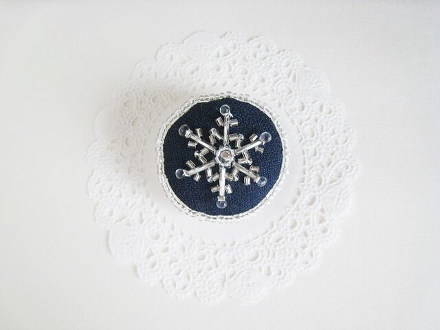 ビーズ刺繍のキラキラ雪の結晶ブローチ（紺） | iichi ハンドメイド