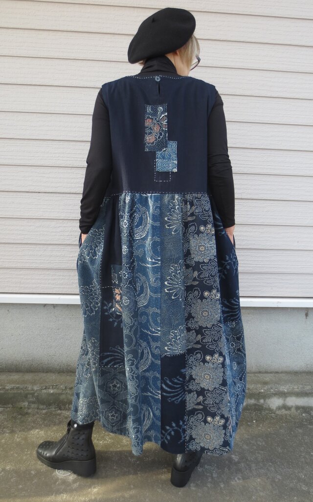 古布リメイク 型染のジャンバースカート ブローチ付き 藍染 ゆったりサイズ 着物リメイク | iichi ハンドメイド・クラフト作品・手仕事品の通販
