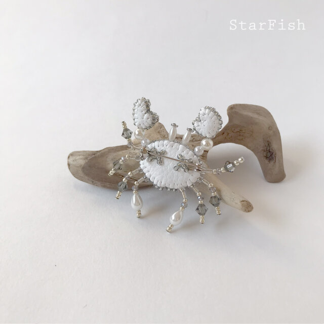 毛ガニ】もふもふ蟹 Crab ビーズ刺繍 ブローチ(L35)《期間限定