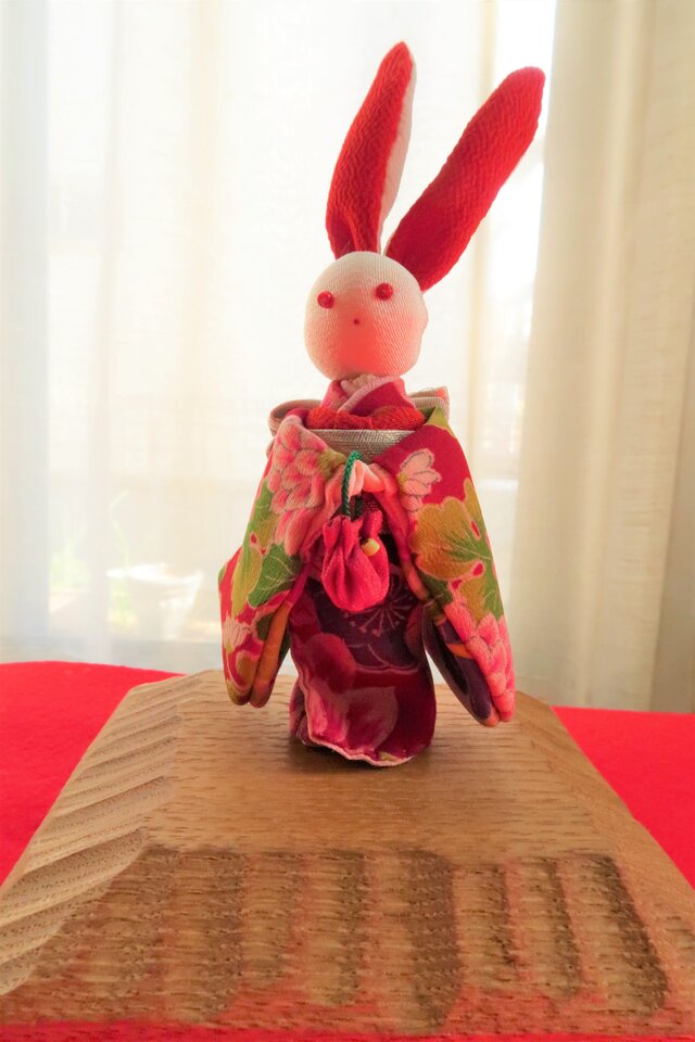 振袖を着たウサギちゃん、台つき