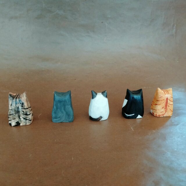 彩色木彫刻置物 猫 小◇桐① | iichi 日々の暮らしを心地よくする