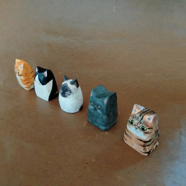 彩色木彫刻置物 猫 小◇桐① | iichi 日々の暮らしを心地よくする