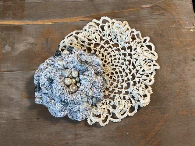 ニットのコサージュ 巻き花シルバーの画像1枚目