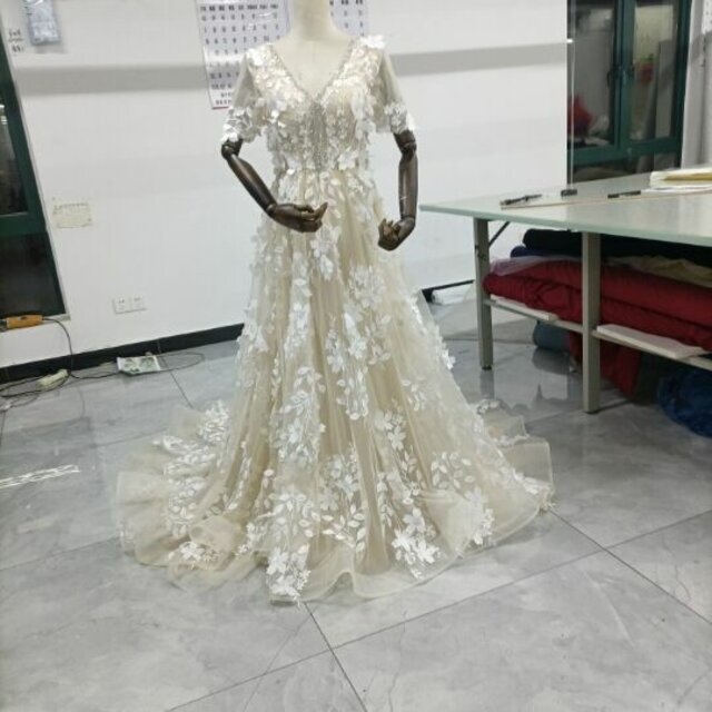 リーフ刺繍 3D立体レース刺繍 ウェディングドレス Vネックドレス