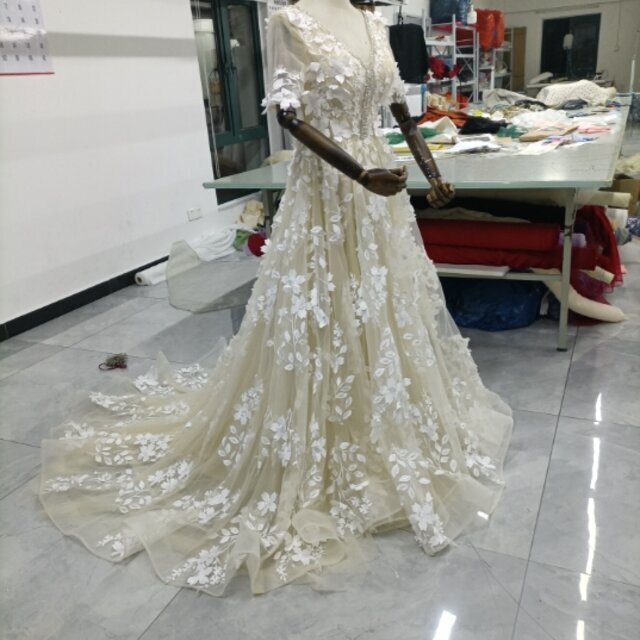リーフ刺繍   3D立体レース刺繍    ウェディングドレス  Vネックドレス