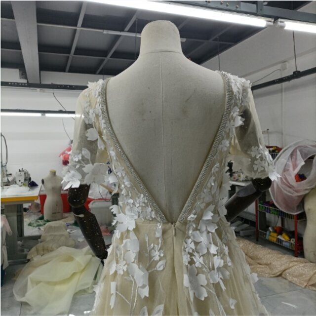 リーフ刺繍   3D立体レース刺繍    ウェディングドレス  Vネックドレス