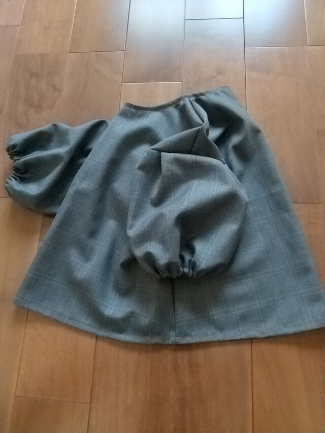 ウインターセール！グレーチェックのパフスリーブトップス