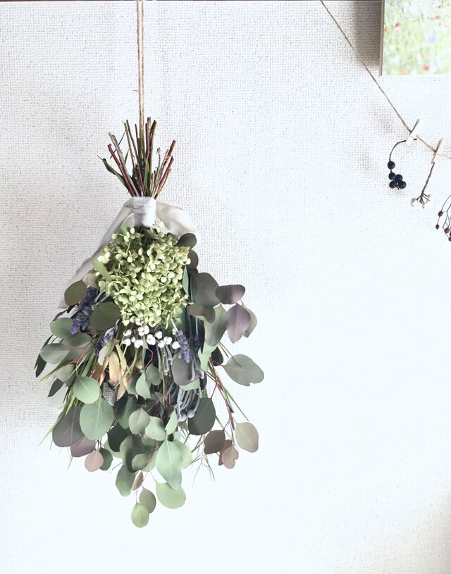 ユーカリポポラスとアカシアフロリバンダ、ラベンダー、アジサイを使ったグリーンのドライフラワースワッグ