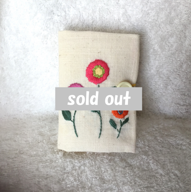 花刺繍のブック型ニードルケース～丸いお花～