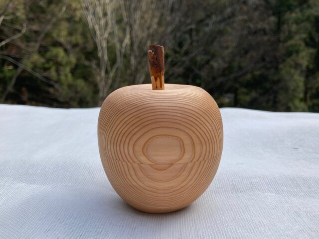 白い犬 吉野杉 癒しのリンゴ S ② | iichi 日々の暮らしを心地よく