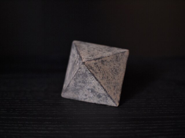土のオブジェ】幾何学 八面体 | iichi 日々の暮らしを心地よくする