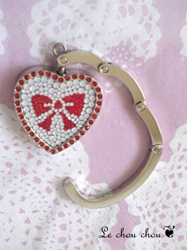 スワロフスキーデコ レッドリボンバッグハンガー ハート型 Iichi ハンドメイド クラフト作品 手仕事品の通販