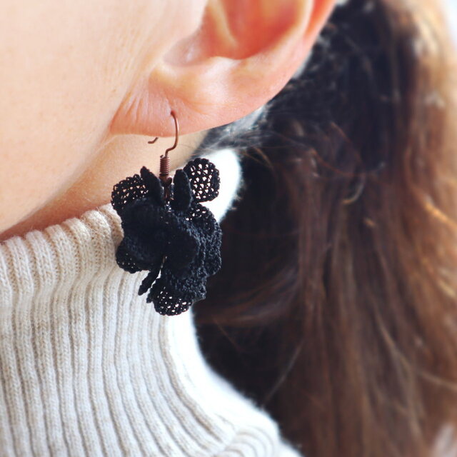 PREMIUMレースのピアス「フェスティバル」ブラック