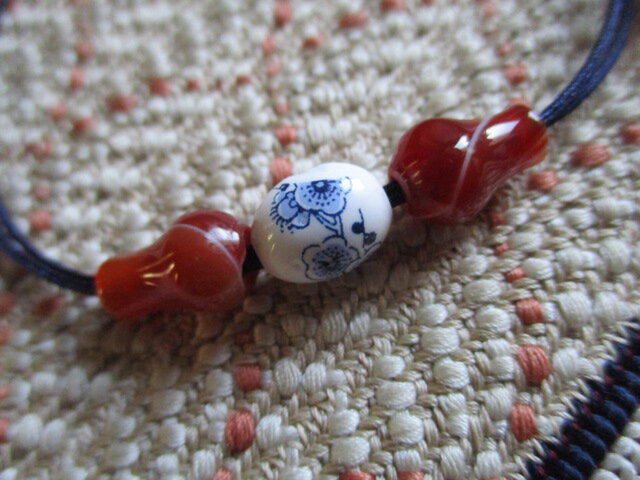 最新作格安古代ガラス　ビーズネックレス　瑪瑙付き　とんぼ玉　そのー１ とんぼ玉